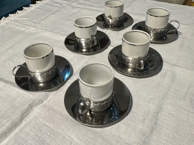 Jogo de xícaras inox e porcelana 