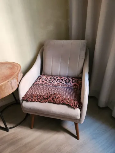Poltrona LIBIA Sued/veludo estofado creme.
