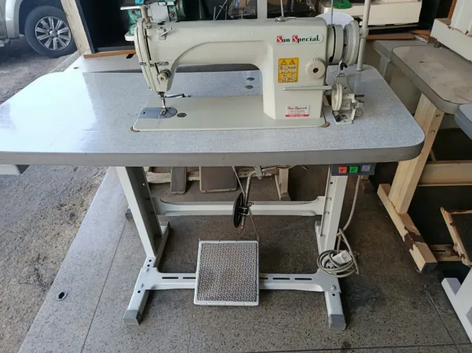 Máquina de costura reta