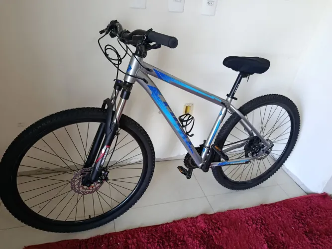 Bicicleta First Smitt Cor Cromo Azul 24 Velocidades Alumínio Tam17, 5 Quadro REF: FEF84298