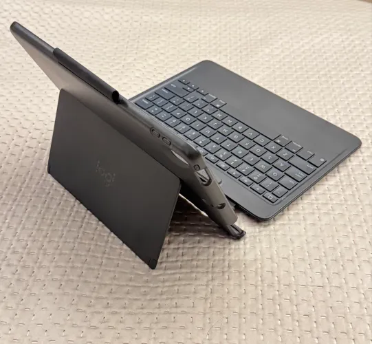 Capa com Teclado Logitech Slim Combo para iPad Pro 10.5" - Preto com Iluminação