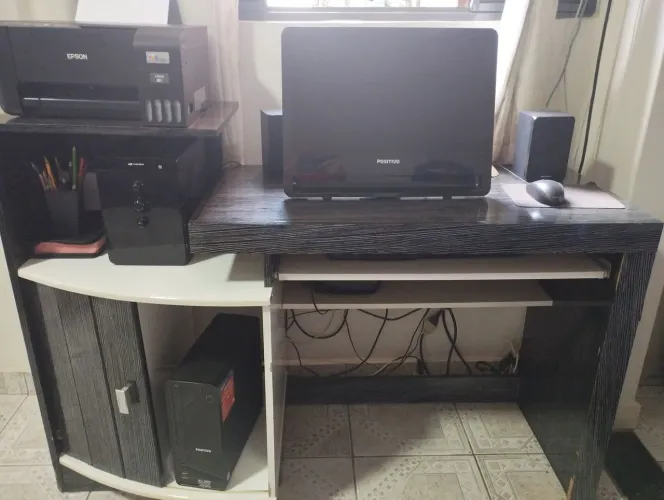 Computador positivo completo, mesa de computador e caixa de som C3TECH.