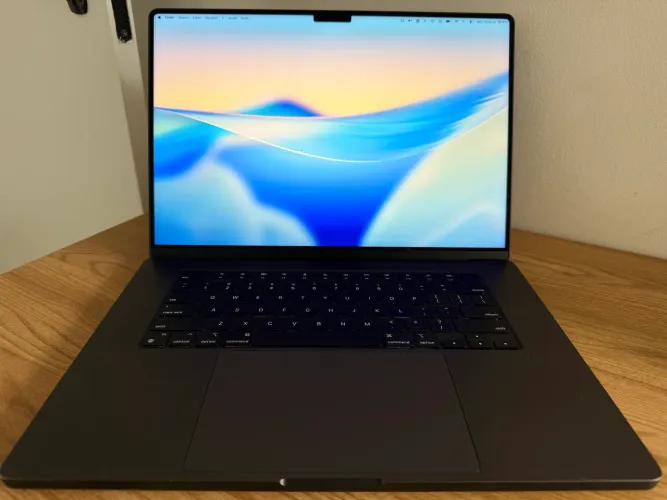 MacBook Pro M4 tela 16, com 24gb RAM e HD 512.