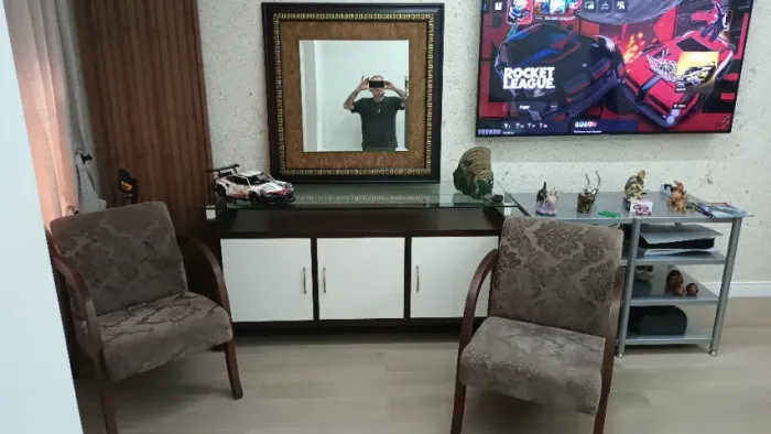 Buffet. Balcão, espelho e 2 cadeiras (poltronas)