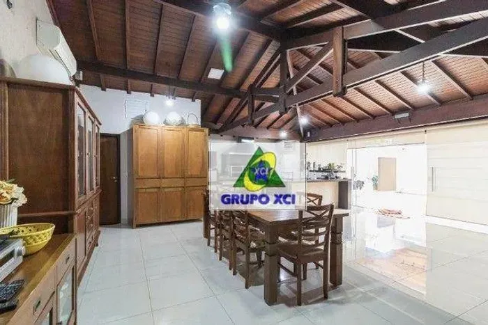 Excelente casa no Jd do Lago em Pirassununga com 4 dorm 1 suite, 268m² de construção