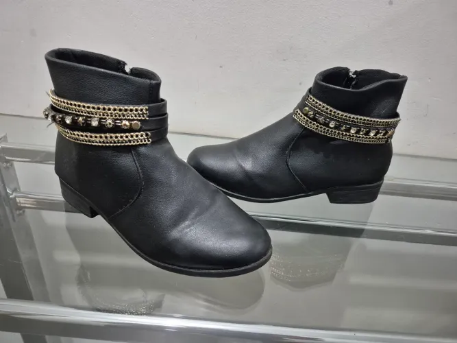 Bota feminina Número 36 R$. 50,