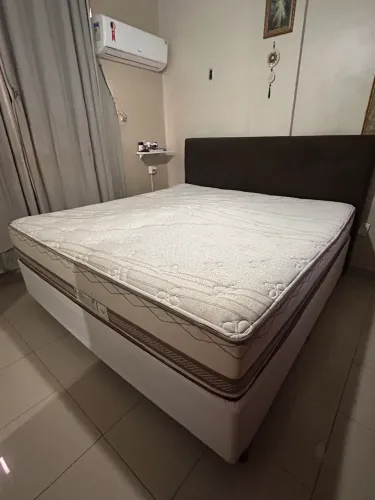 Vende-se cama super king, base box e cabeceira no valor de R$1.000,00