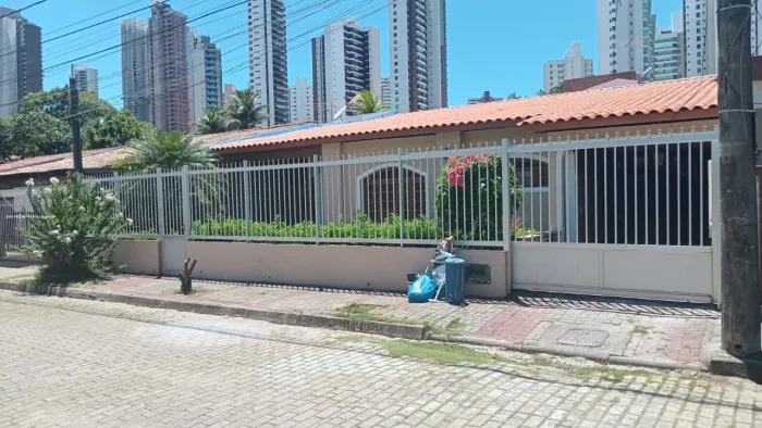 Casa para Venda em Salvador, Pituba, 4 dormitórios, 2 suítes, 3 banheiros, 2 vagas
