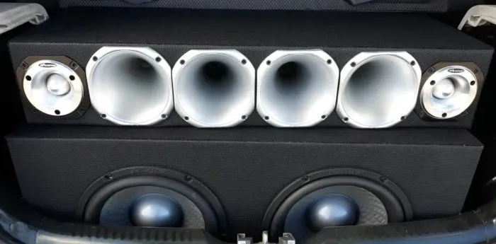 Som automotivo completo (2 Subwofer 12° 500 RMS cada)