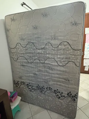 Cama de casal (Não Entrego) e está com um pé da cama quebrado