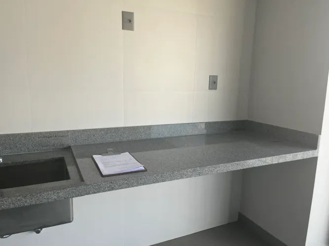 Bancadas de cozinha e área de serviço com cubas Tramontina e torneiras