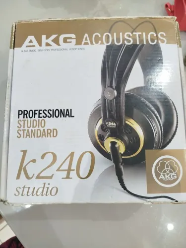 Fone de ouvido AKG