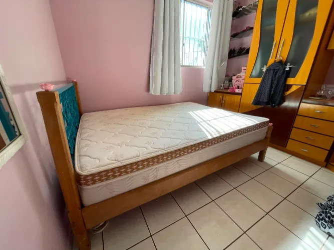 Cama de madeira feita a mão com colchão, Queen size.