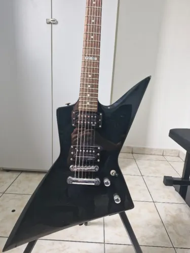Guitarra Explorer LTD EX-50 com case Fama