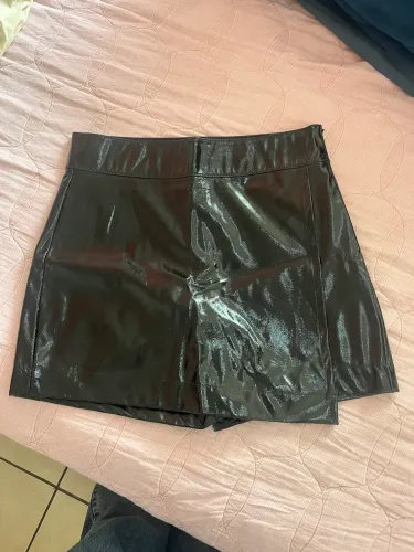 Short saia couro vinil preto 