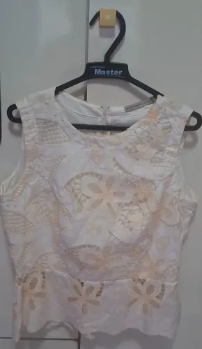 Blusa linda rebordada