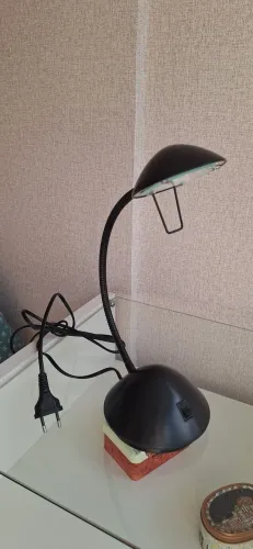 Luminária de mesa flexível na cor preta.
