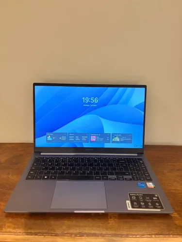 Samsung Galaxy Book 4 - Intel Core i5 8GB RAM 512 GB SSD