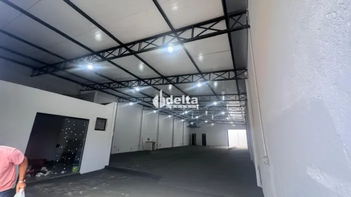 Galpão disponível para locação e venda no bairro Granada em Uberlândia-MG