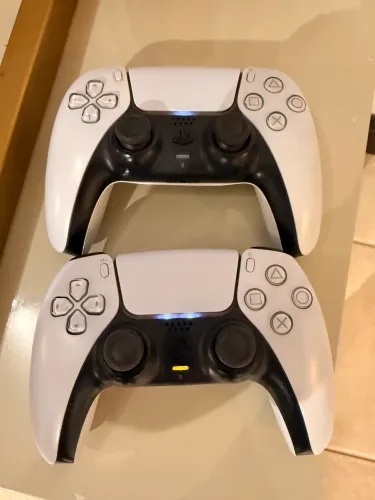 2 Controles PS5 DualSense Branco - Usados (Estado de Novo!)
