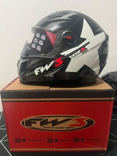 Capacete FW3 na caixa