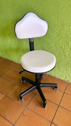 Cadeira mocho giratória no corvin e no sued