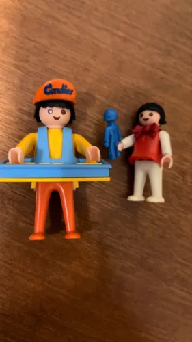 Bonecos Playmobil Vendedor de Doces e Criança com Brinquedo