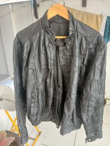 Blusão de couro legítimo de motoqueiro. Tamanho médio.