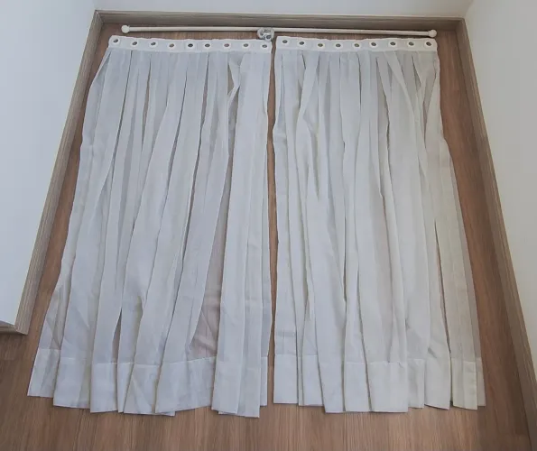 Cortina 150 L x 160 A, tecido voil branco, acompanha varão e peças de fixação 