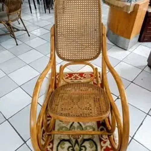 Cadeira de balanço Thonet feita de madeira encurvada com assento em palha