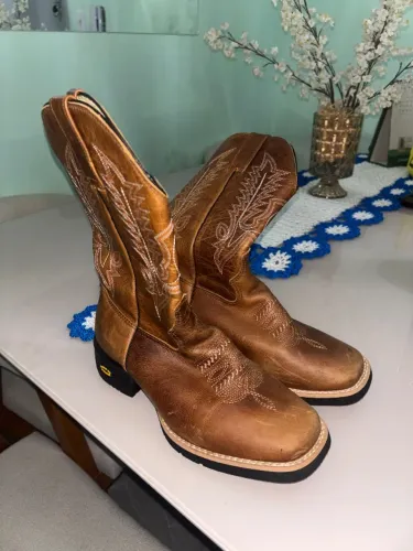 BOTA PURO DE ORIGEM FEMININA NÚMERO 35 USADA 3X