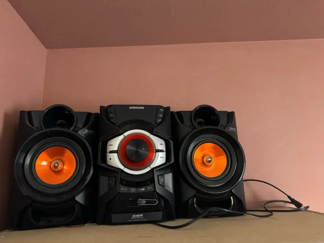 Rádio com duas caixas de som