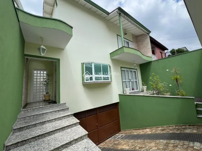 Sobrado à venda no Jardim Maria Estela com 3 dormitórios e área de 498 m².
