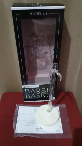 Caixa boneca barbie Basic Model 06 + pedestral 