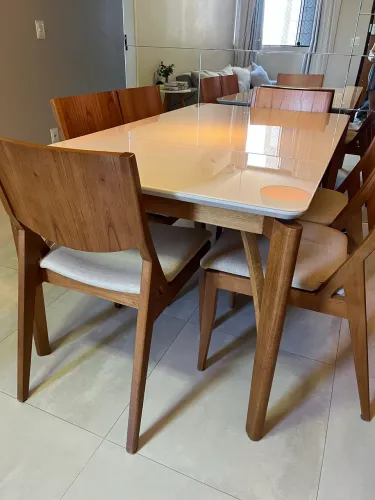Mesa com Vidro de madeira maciça + 6 cadeiras 