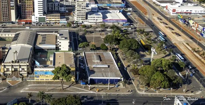 Em frente ao Relogio da Praça