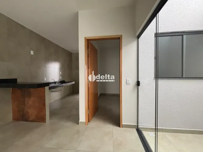 Casa com 2 quartos sendo 1 suíte disponível para venda no bairro Mansour em Uberlândia-MG