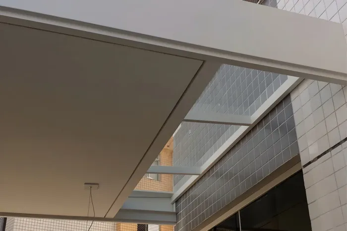 Coberturas em telhas sanduíche, estruturas metálicas e galpões
