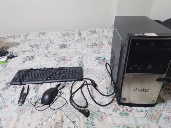 Computador comum + mouse + teclado + conector wifi wireless