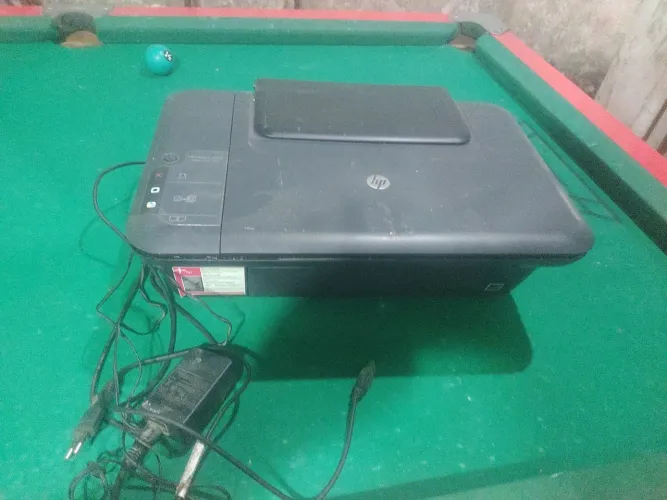 Impressora Hp liga tudo certinho tem fonte os cabos não sei se está boa