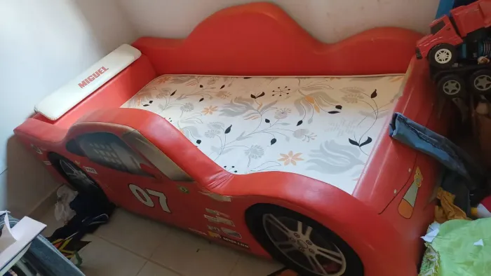 Cama carros com colchão novo.
