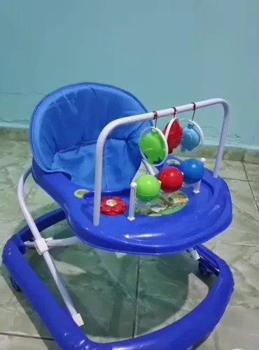 Andador de menino bebê