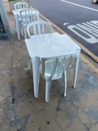 Mesa e cadeira 