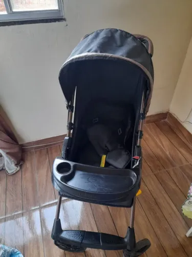 Vende-se carrinho De Bebê, 4 mesês de uso.