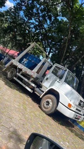 Caminhão poliguindaste com 10 caçambas 