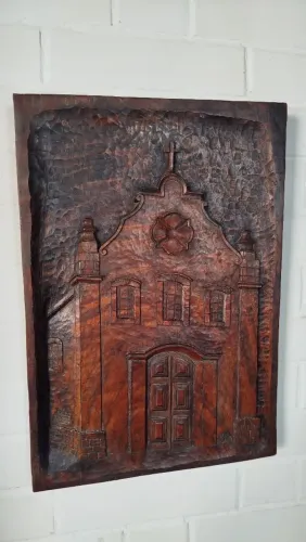 Arte popular! Talha em madeira de cedro, representando igreja, 47,5 x 32,5cm