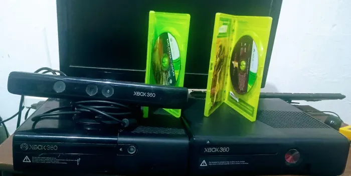 2 xbox com defeito + Kinect funcionando e dois jogos originais funcionando perfeitamente!