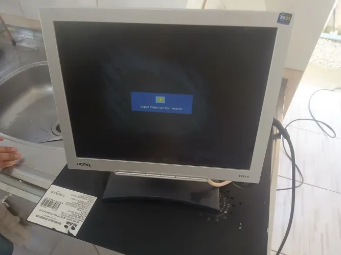 Monitor com manchinha na tela e sem o cabo de ligar 40reais