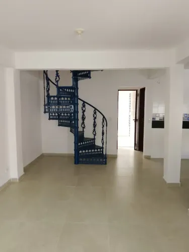 Vendo belíssima casa, 2 pavimentos, 4 quartos, 1 suite