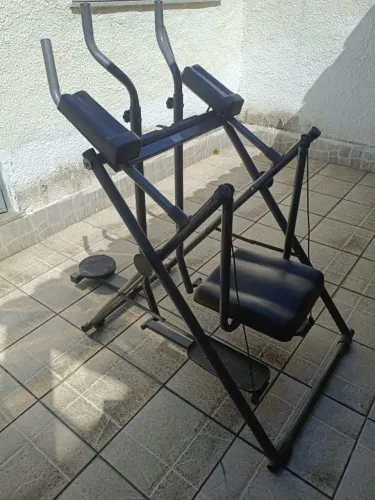 Aparelho simulador de caminhada, com acessórios para exercícios no abdómen e quadril. 